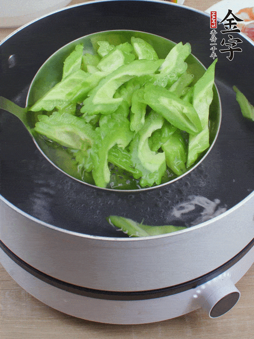 苦瓜去瓤切小塊，開水中加鹽汆燙30秒。
