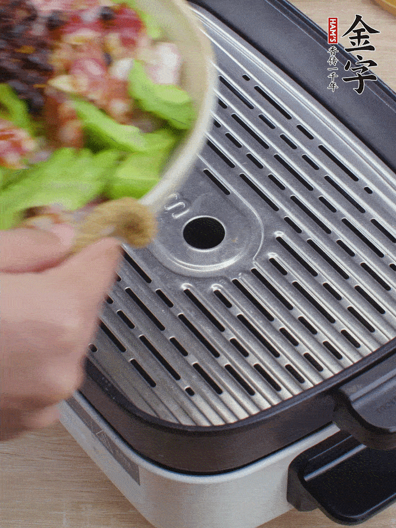 小排、苦瓜、香腸依次碼入，撒上豆豉蒸25分鐘。