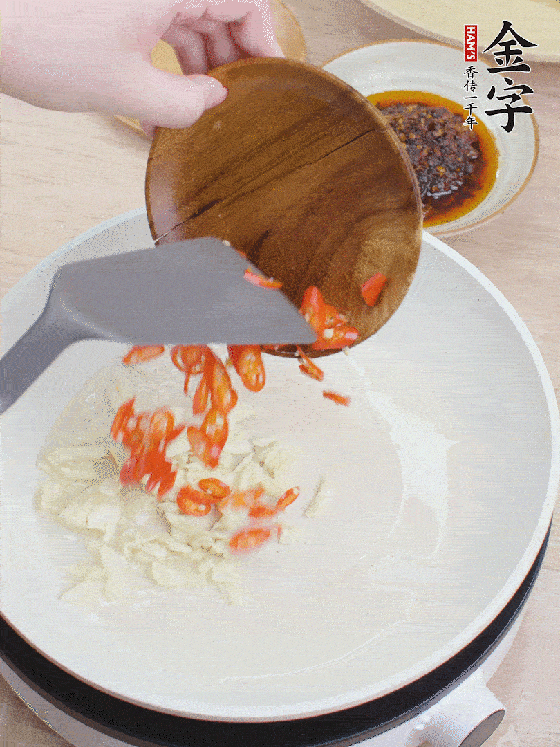 油熱煸香蒜末、辣椒。