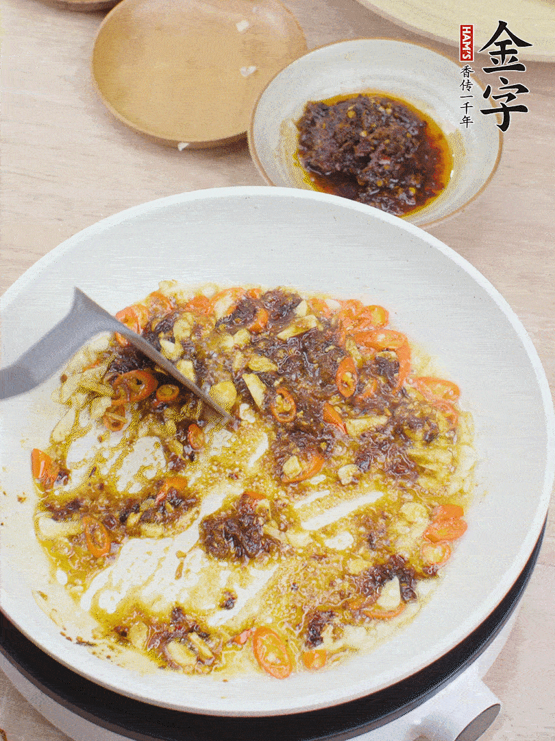 金字火腿干貝醬1勺翻炒均勻。