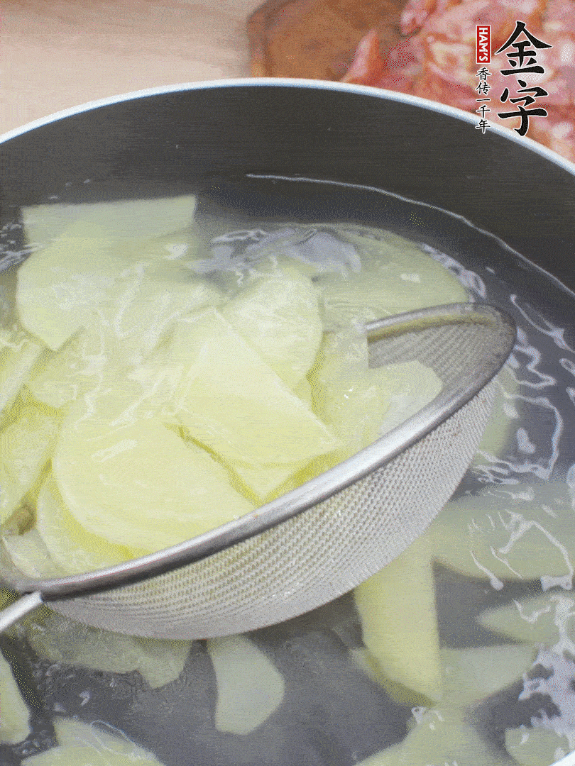 土豆去皮切片，汆燙1分鐘。香腸切薄片。