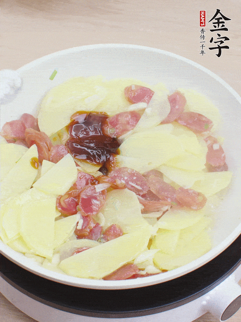 下土豆片，1勺生抽、1勺蠔油、1/3勺鹽、1/3勺糖炒至入味。