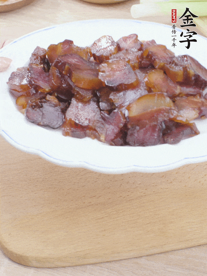 金字醬油肉水煮15分鐘，切薄片。