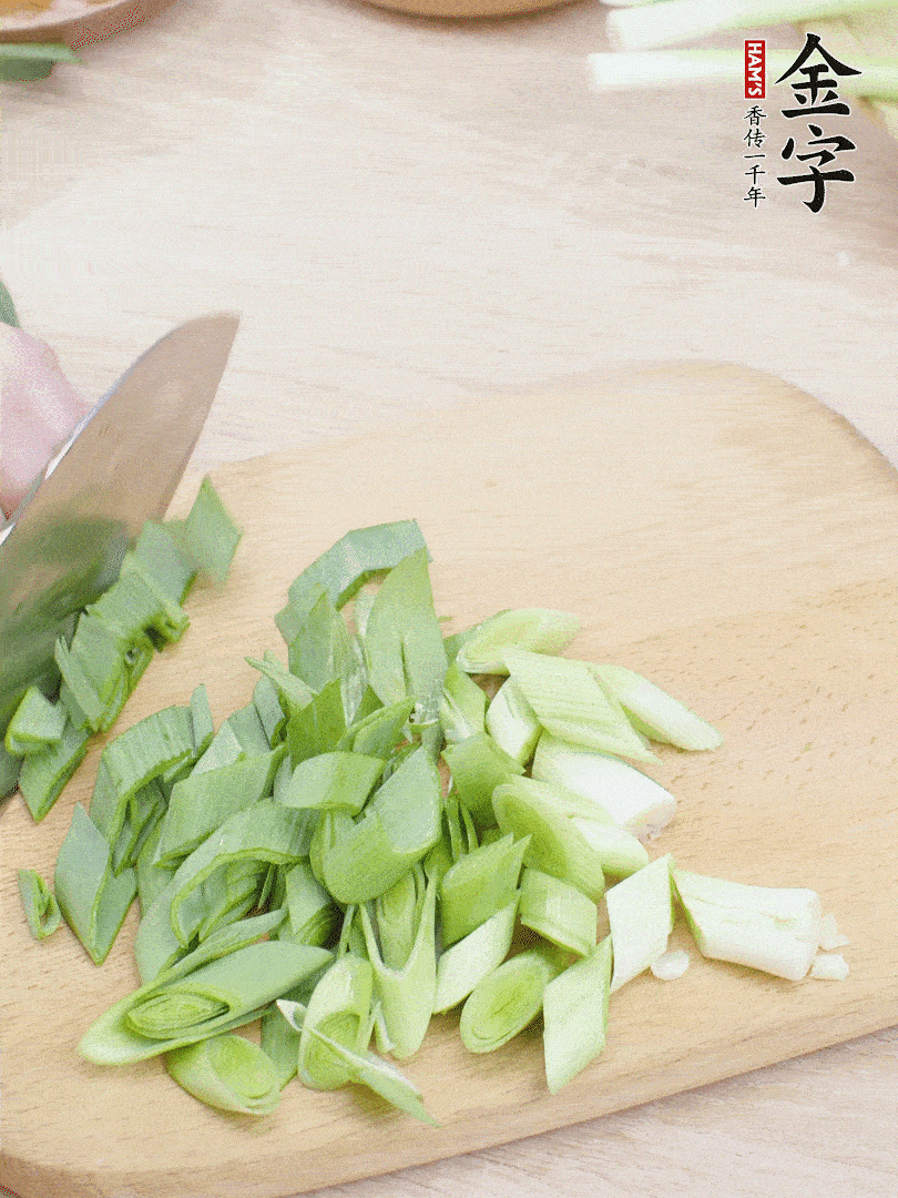 青蒜切段。（蒜白可以拍一下，再斜著切）