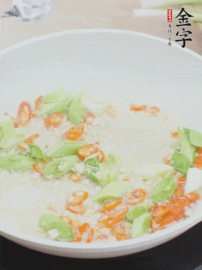 油5成熱時(shí)，下蒜末、辣椒、蒜白煸炒。