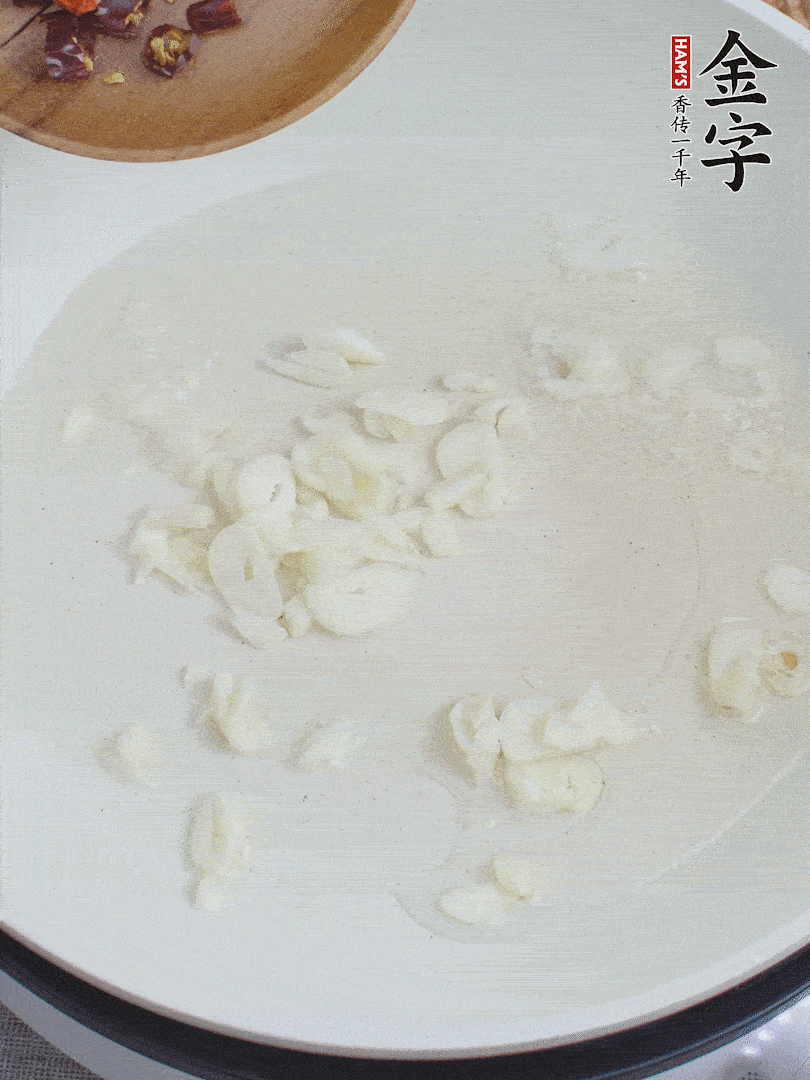 藕去皮，切成1cm見方的丁，放入清水浸泡。美人椒切圈。蒜切成末。