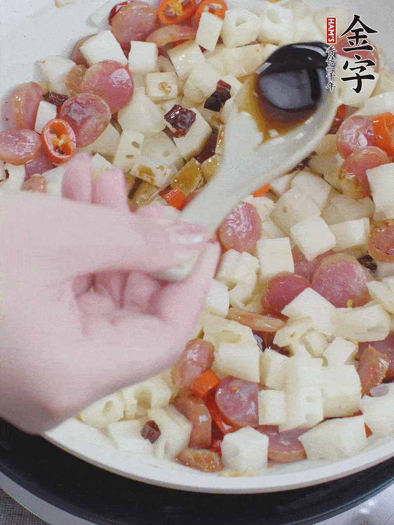 下藕丁，加生抽、香醋、白糖、鹽翻炒均勻。