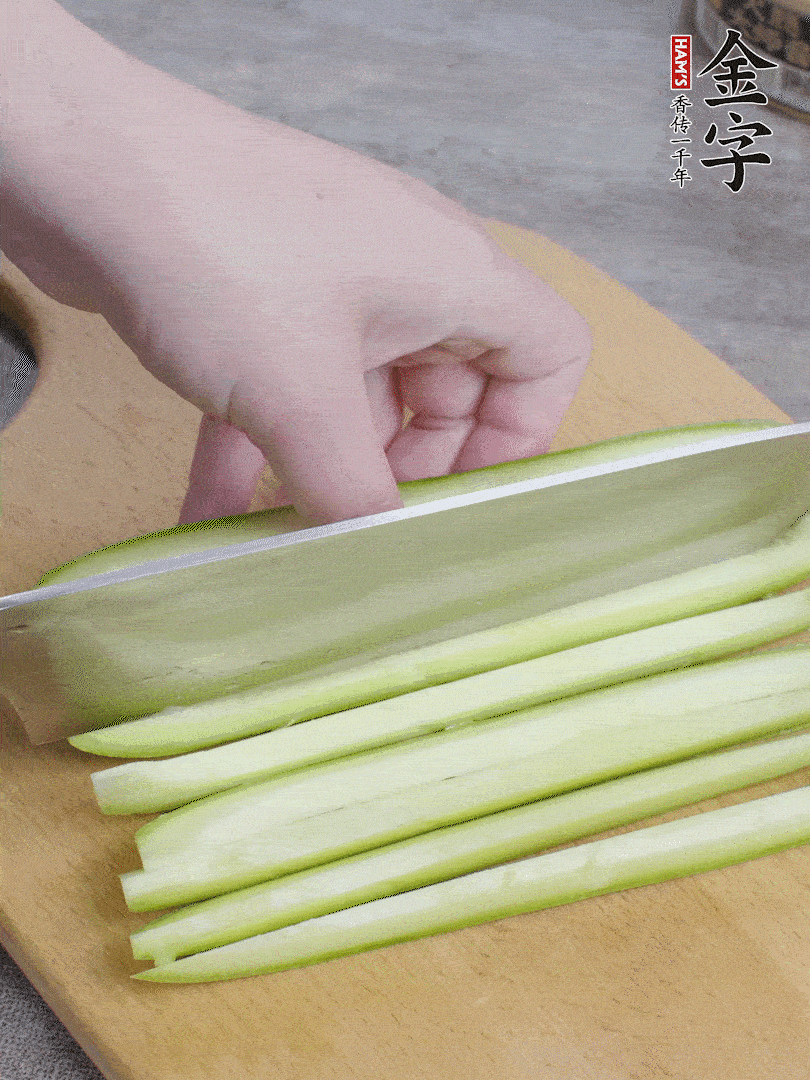 西葫蘆對(duì)半切，去瓤切條。