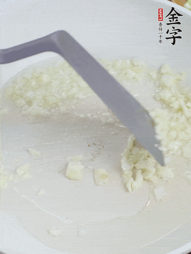 冷鍋熱油，下大蒜煎至兩面微黃。