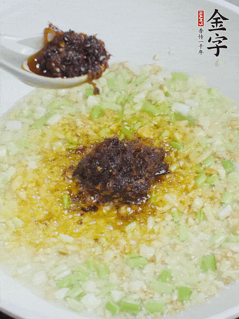 下蔥姜、1大勺金字火腿大師醬爆香。