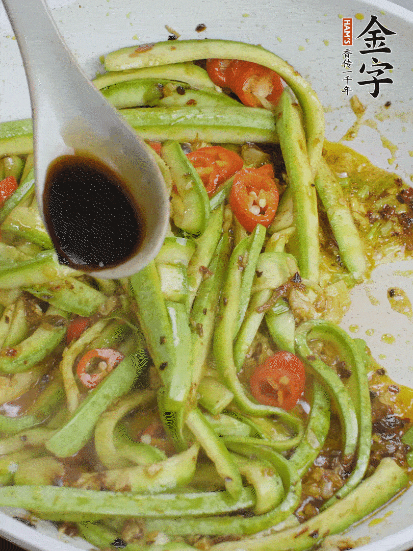 下西葫蘆，加1勺生抽、半勺蠔油、辣椒圈翻炒至斷生。