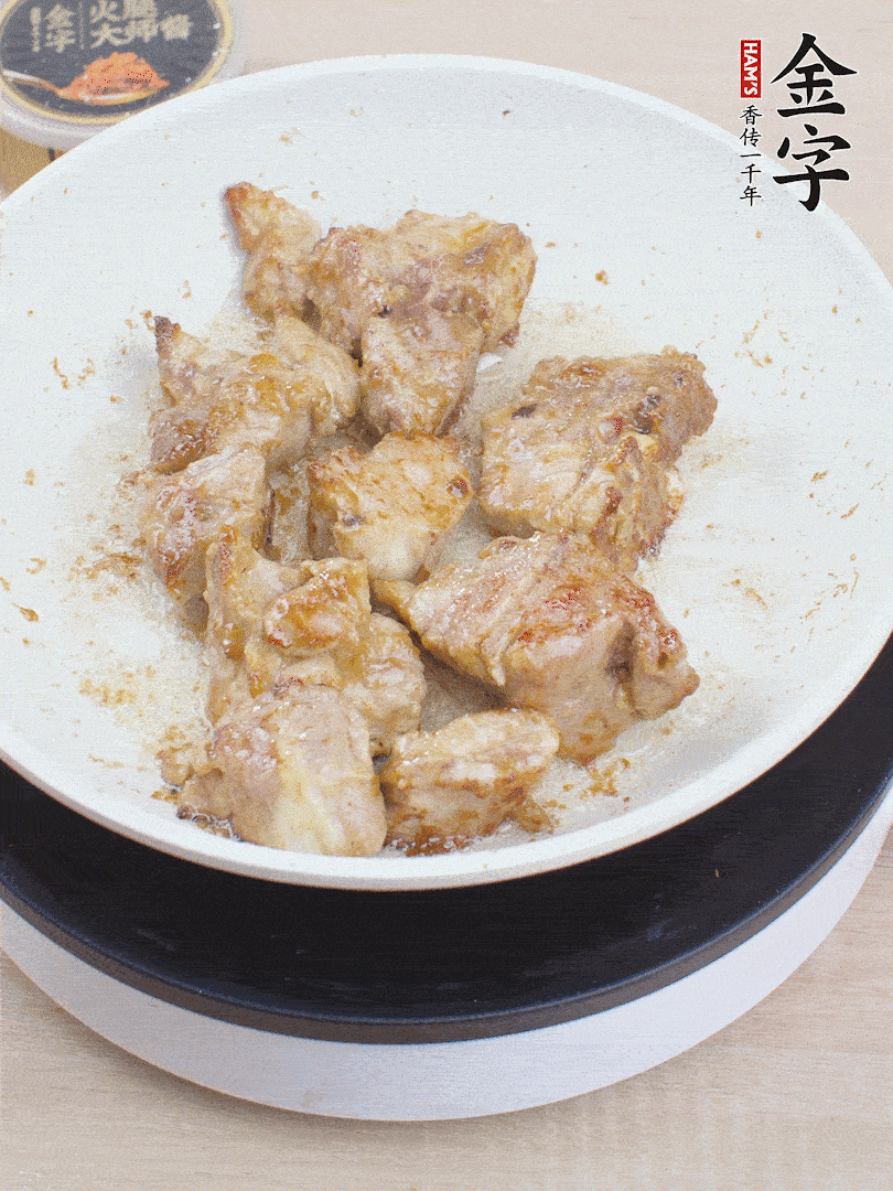 油4成熱，下小排煎炒至邊緣微微發(fā)焦。