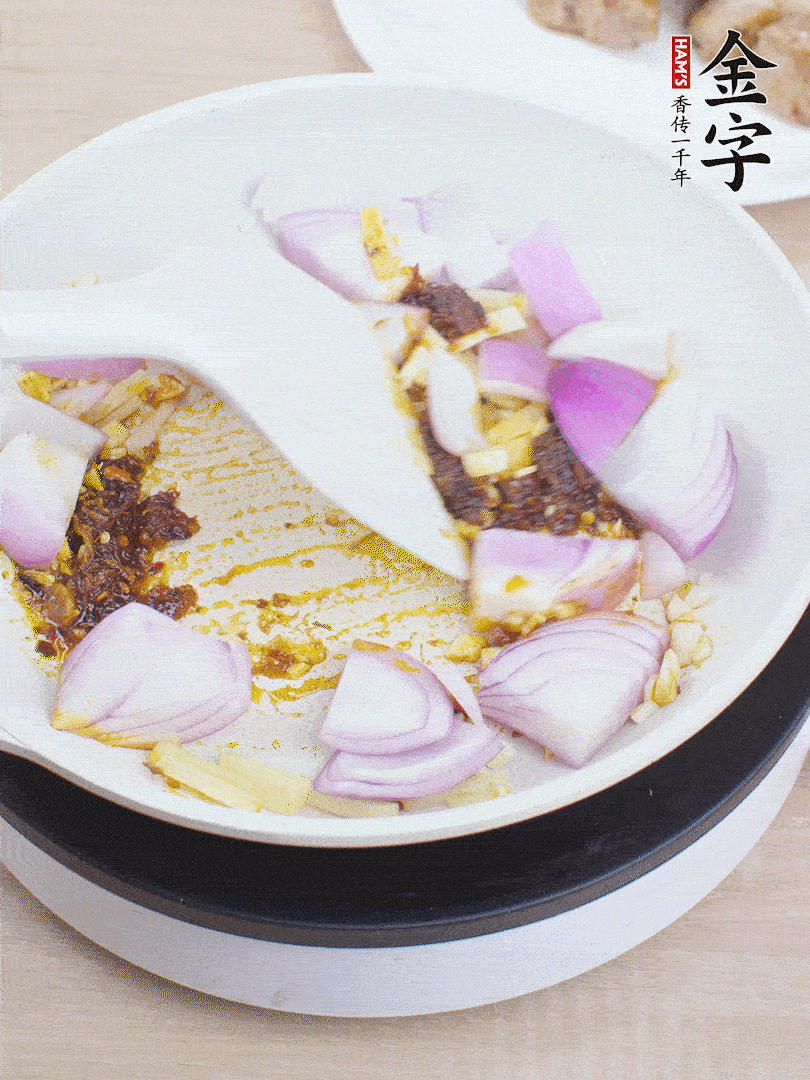 另起一鍋，姜、蒜末、1勺金字火腿大師醬、洋蔥塊炒香。