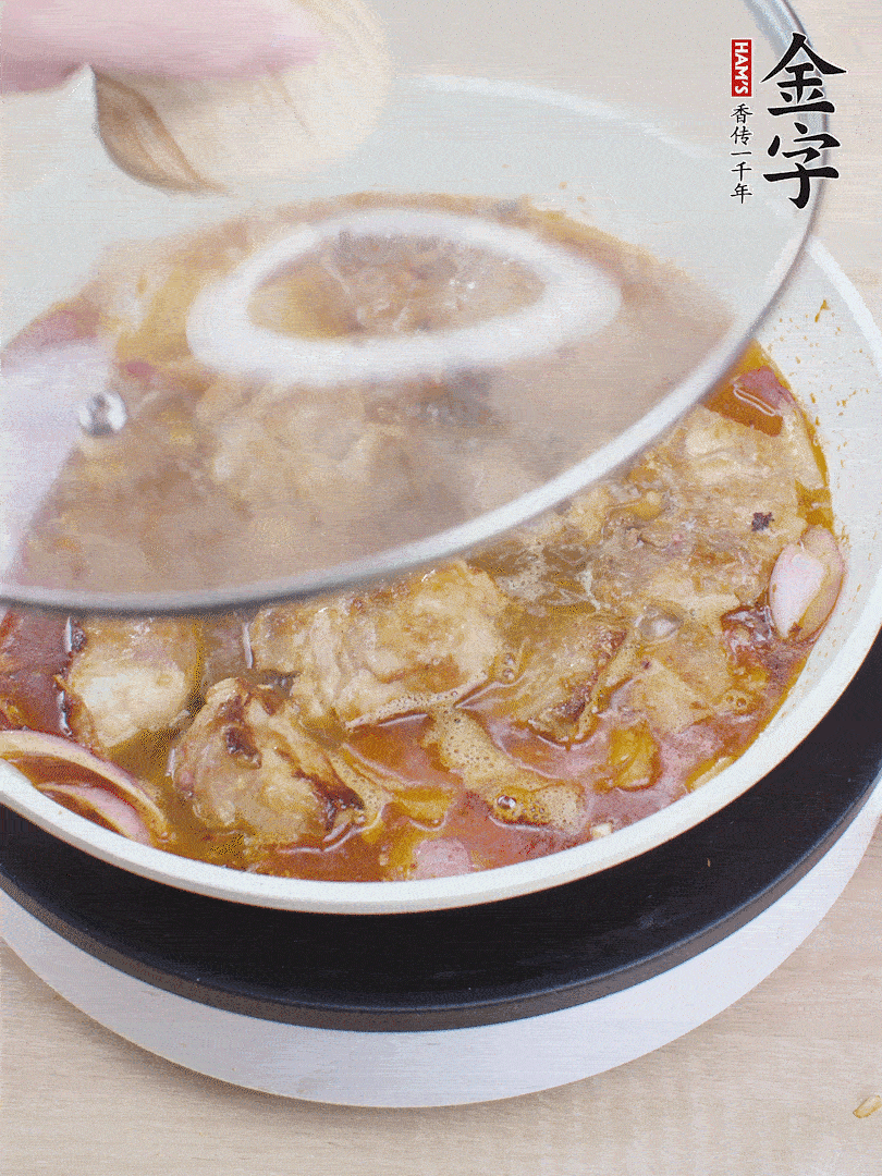 下小排翻炒，加1勺生抽、1點(diǎn)白砂糖和少許水燜2分鐘。