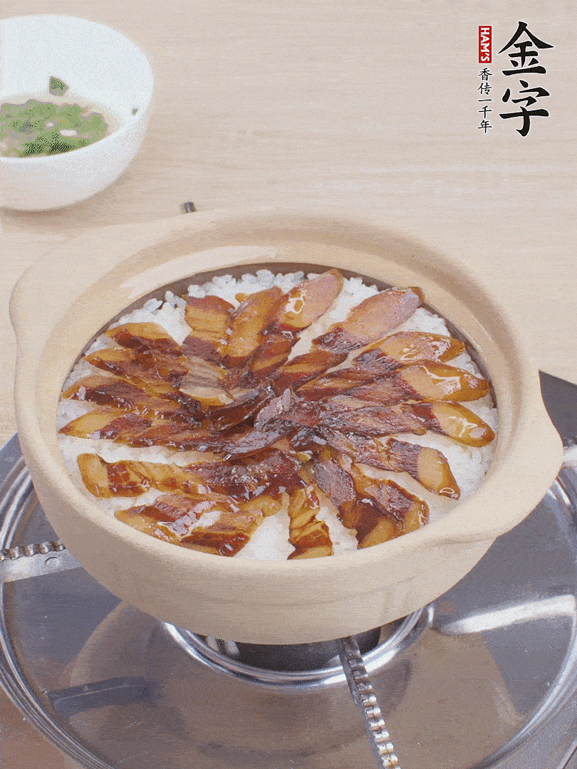 快收水時，鋪醬油肉，鍋邊淋點油，轉動砂鍋，燜煮2分鐘。