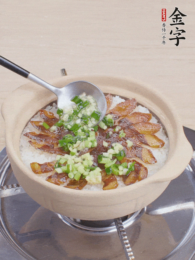 倒蔥姜醬再燜1分鐘。（也可以淋點生抽）