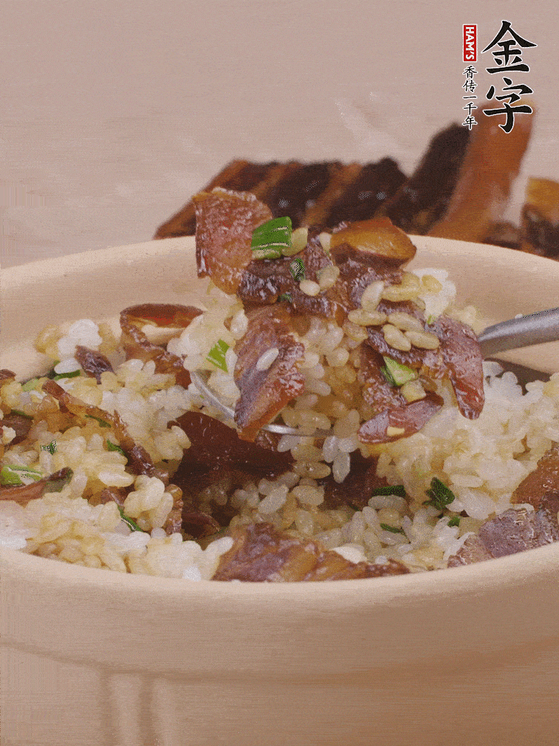 揭蓋后撒點蔥花裝飾，趁熱拌勻。