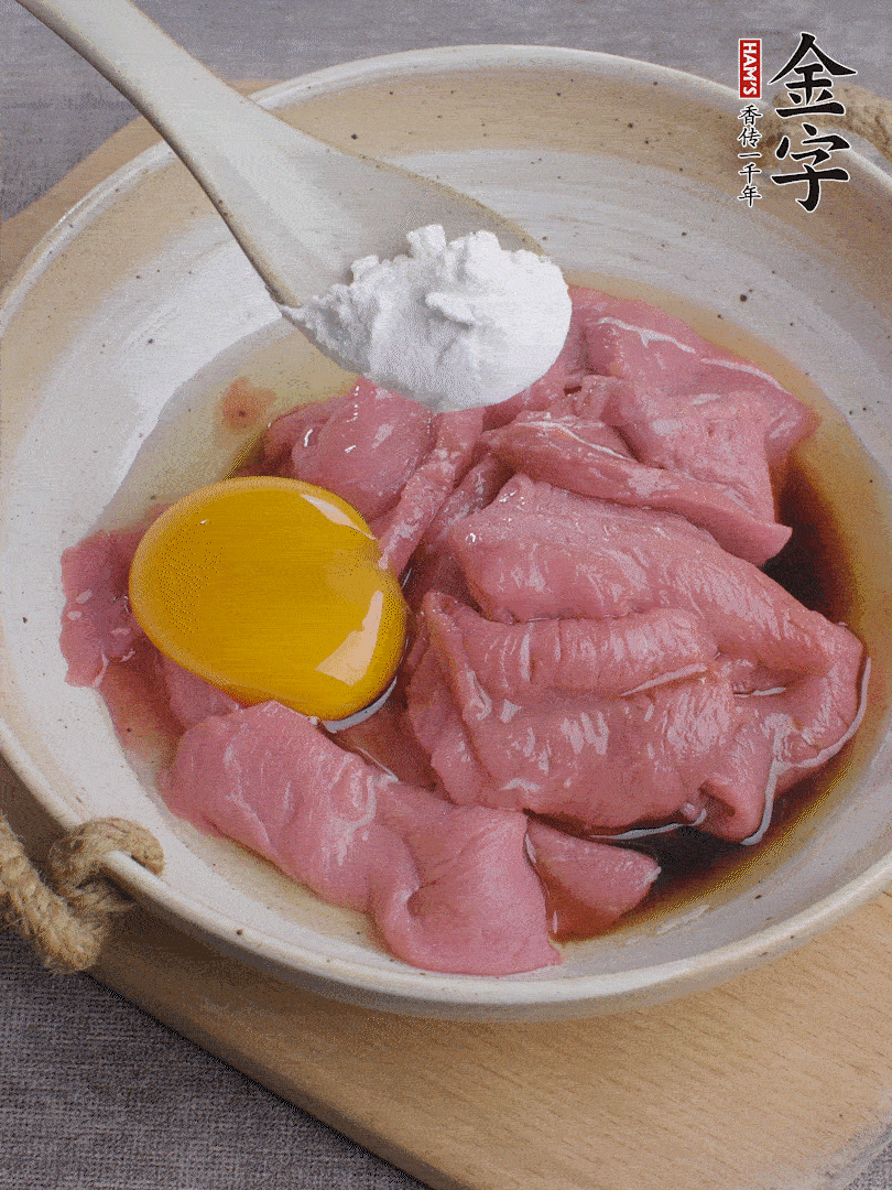 牛肉切片，雞蛋1個、水2勺、料酒1/2勺、生抽1/2勺、生粉1勺腌15分鐘。