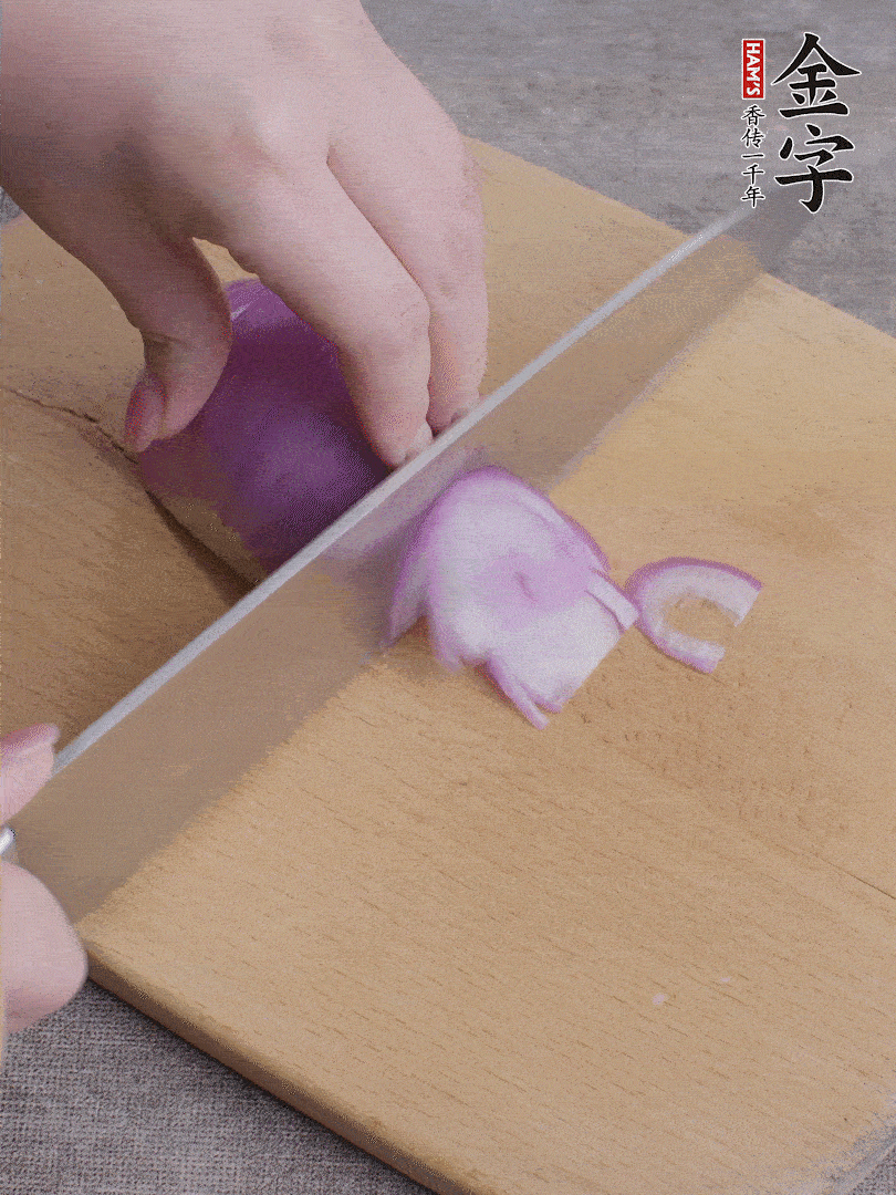 洋蔥切絲、蔥切段。