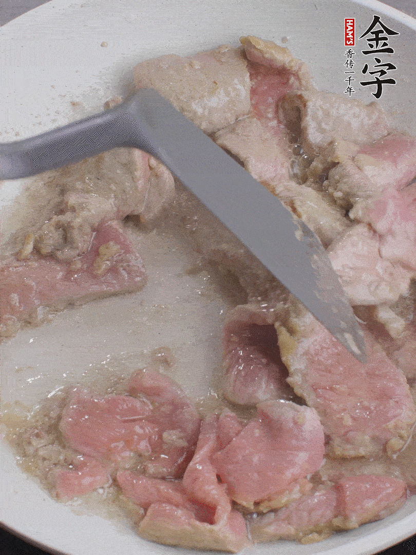 鍋中少油，下牛肉炒至變色。（盛出來）