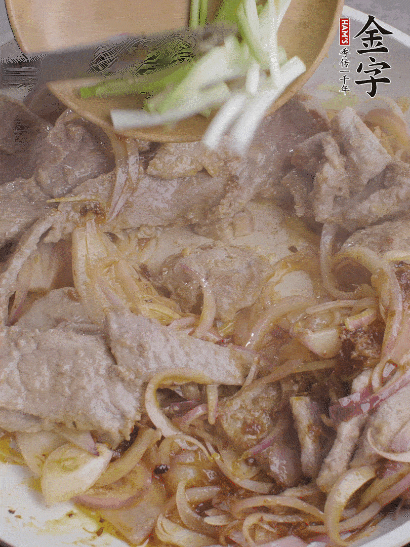 下牛肉、蔥段快炒。