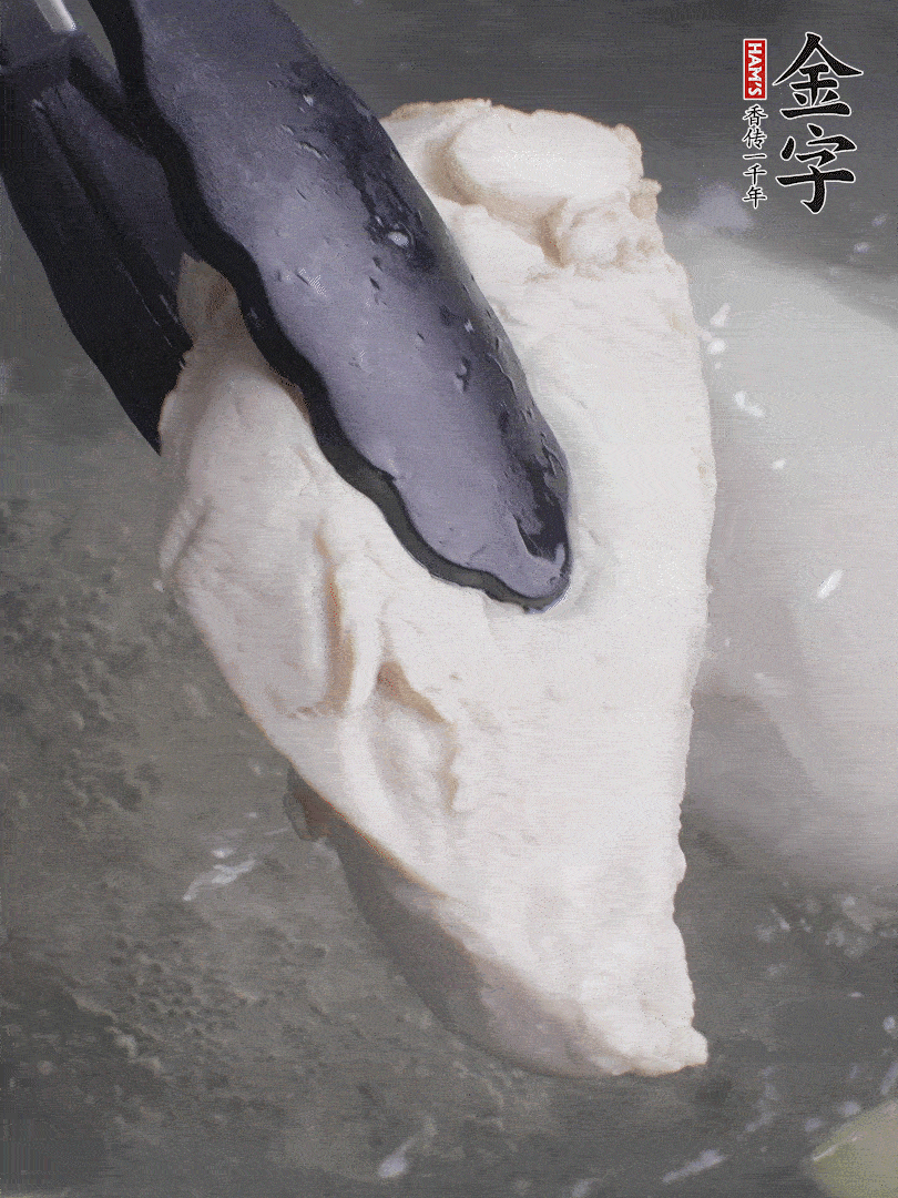 雞胸肉冷水下鍋，加姜片煮熟。過(guò)冰水撕成細(xì)絲。