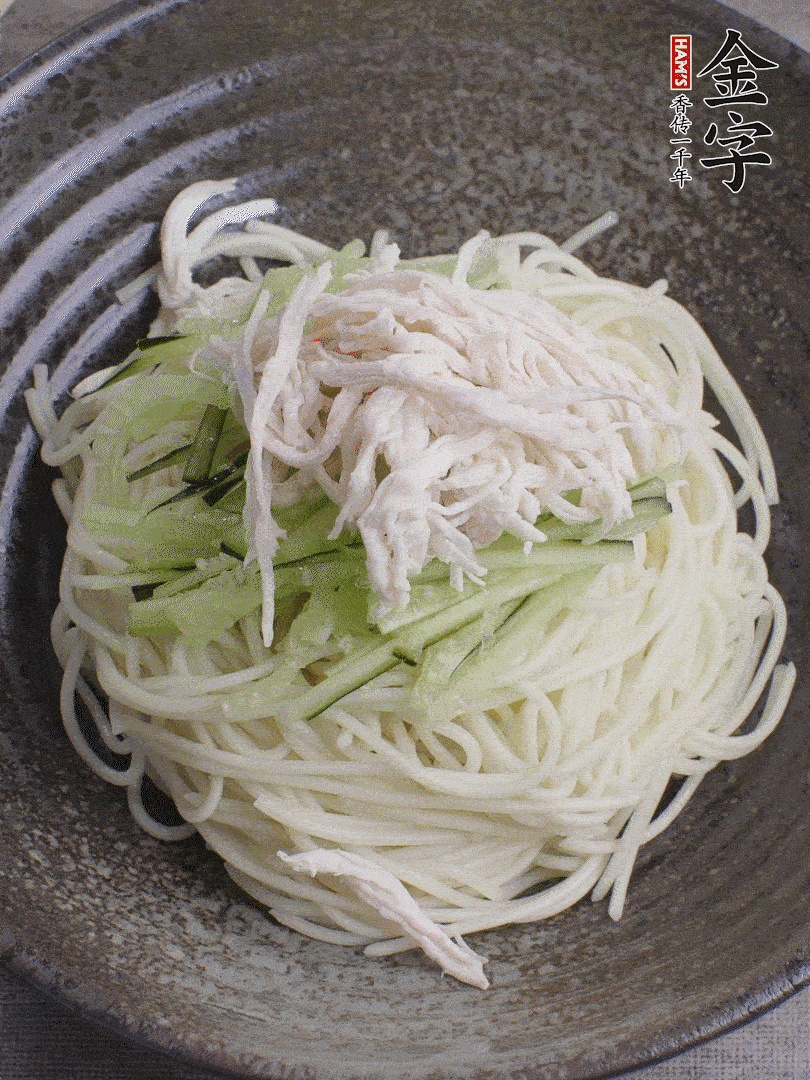 堿水面（熟）倒入大碗中，鋪上黃瓜絲、雞絲。