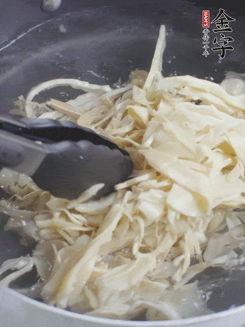 糯米筍焯水1分鐘，過涼水，擠干水份。