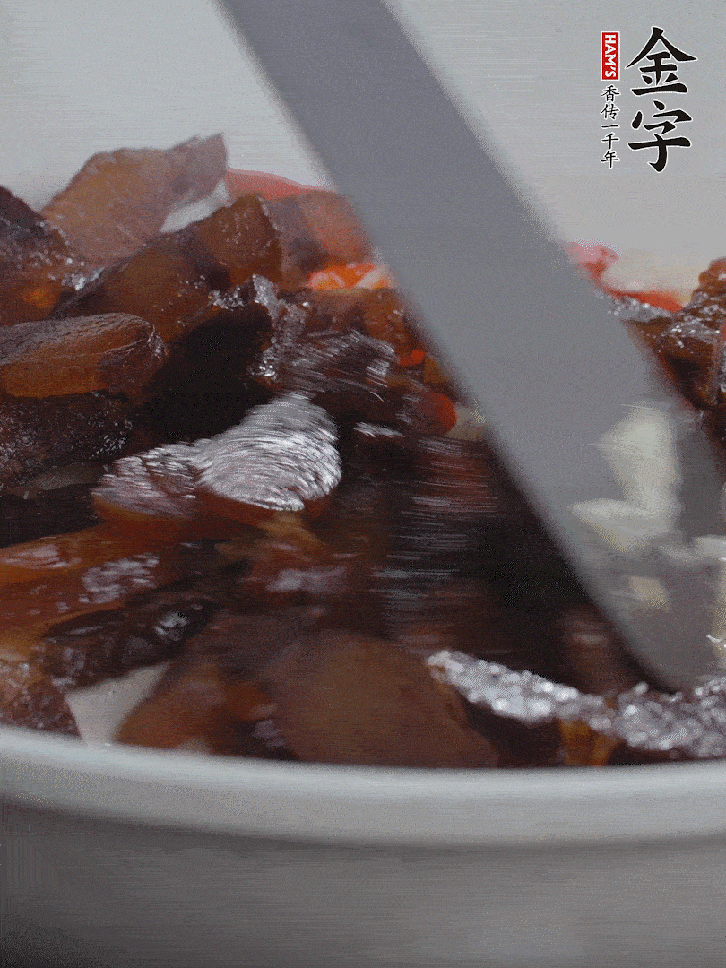 下醬油肉，煸出油脂。