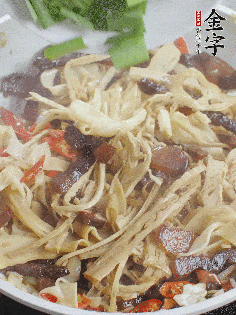 翻炒均勻，下蒜葉。