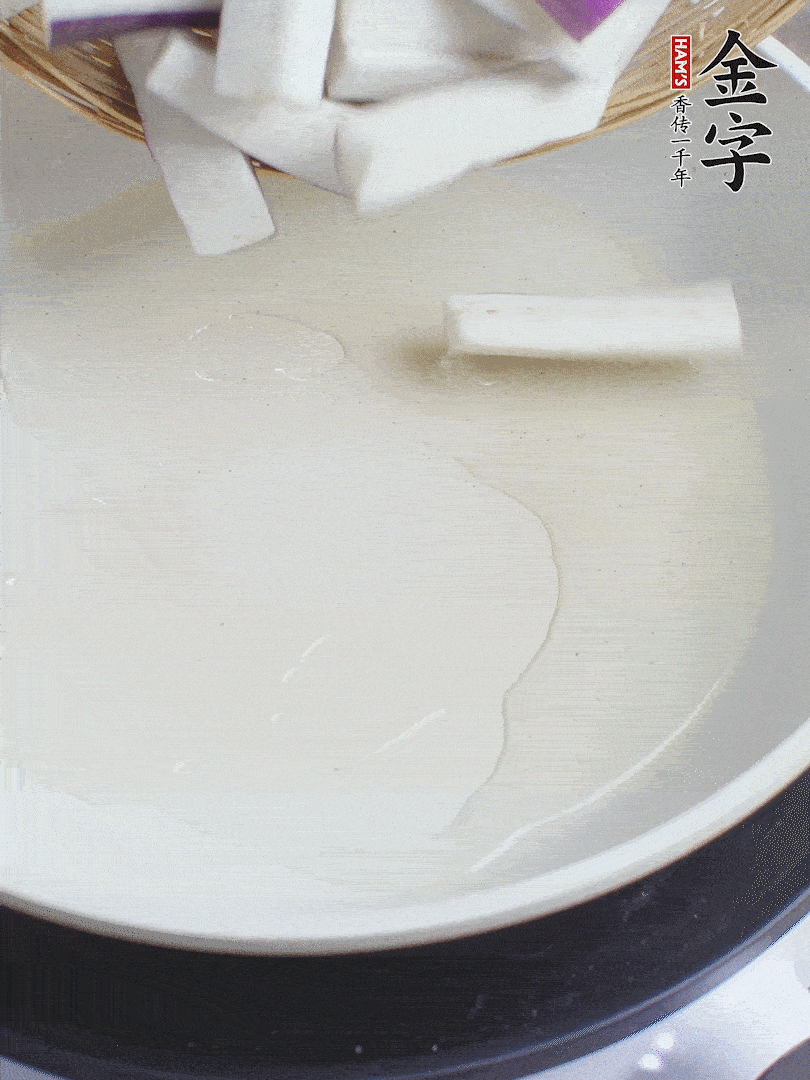 杭茄洗凈去蒂，縱向剖成4份，切成長10cm左右的段。白洋蔥切絲?？谀⑾磧羧サ舯＜t椒切菱形片。