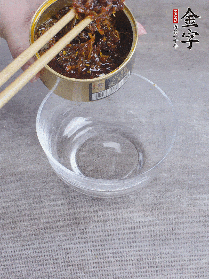 金字火腿大師醬2勺、醬油1勺、白砂糖1/2勺調勻。