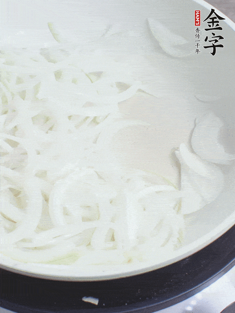 油熱下洋蔥絲、紅椒炒出香味。