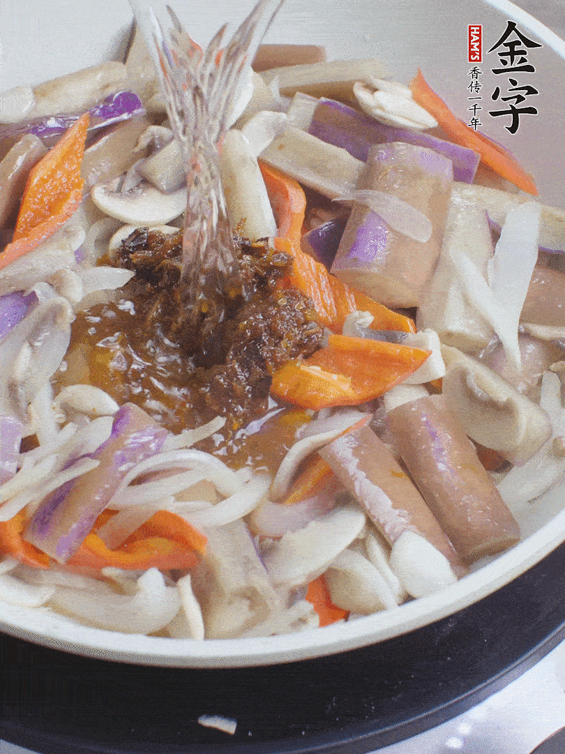 下茄子、口蘑，淋入料汁，加熱水份收干。