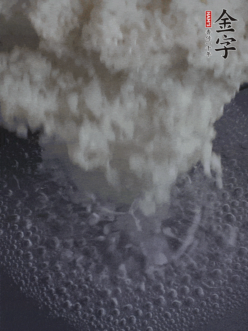 浸泡好的大米，沸水下鍋煮5分鐘，撈出瀝干。