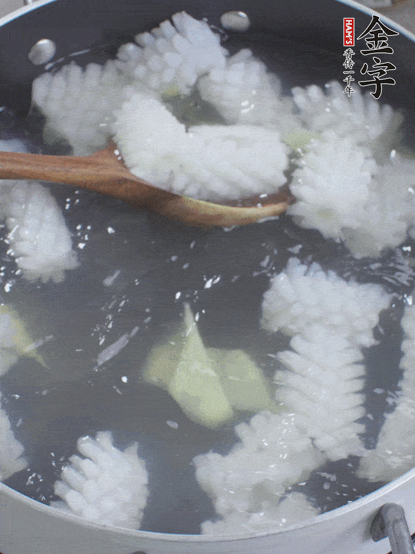魷魚解凍后，加姜片、料酒汆燙30秒。