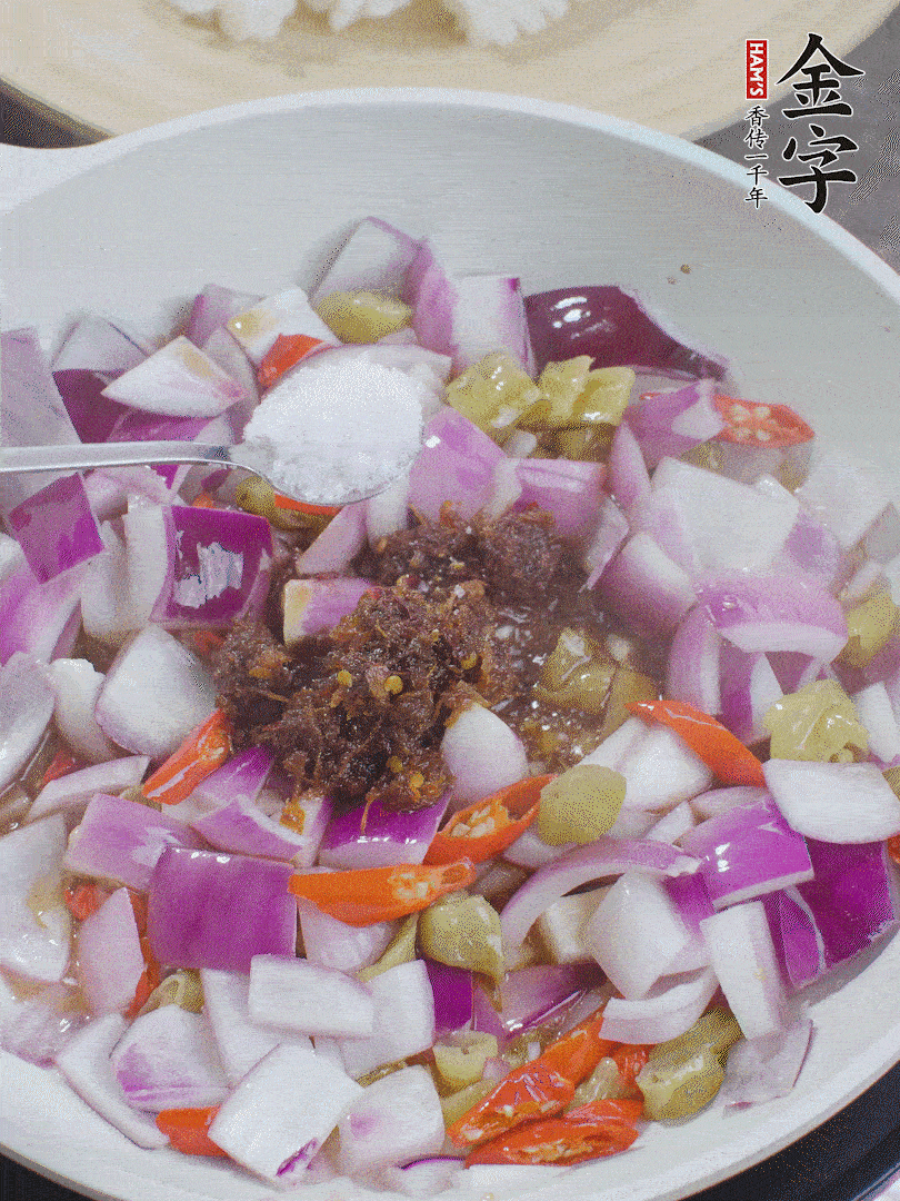 加1大勺金字火腿大師醬、2勺生抽、1勺糖，翻炒。