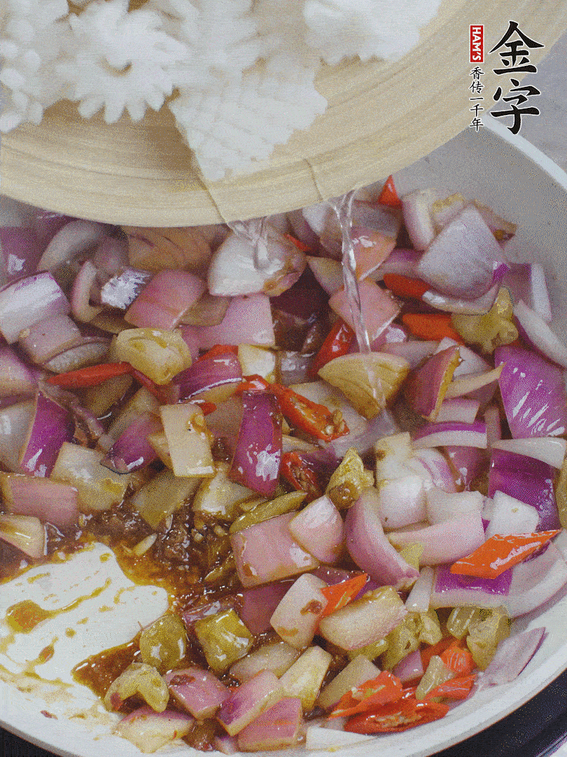 下魷魚花，2勺料酒炒勻。