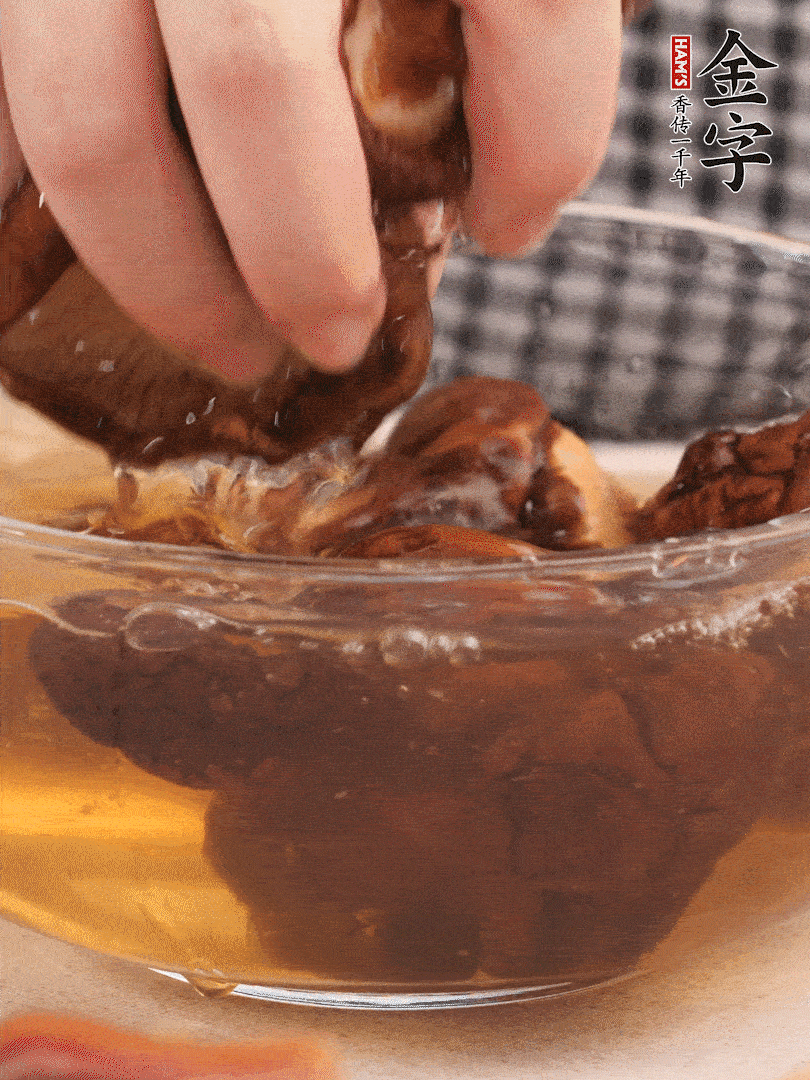 干香菇溫水泡發(fā)，去蒂洗凈切十字。