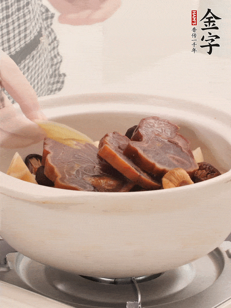 火腿、蓮藕、香菇放入砂鍋，加2片姜片，加水沒(méi)過(guò)1指。