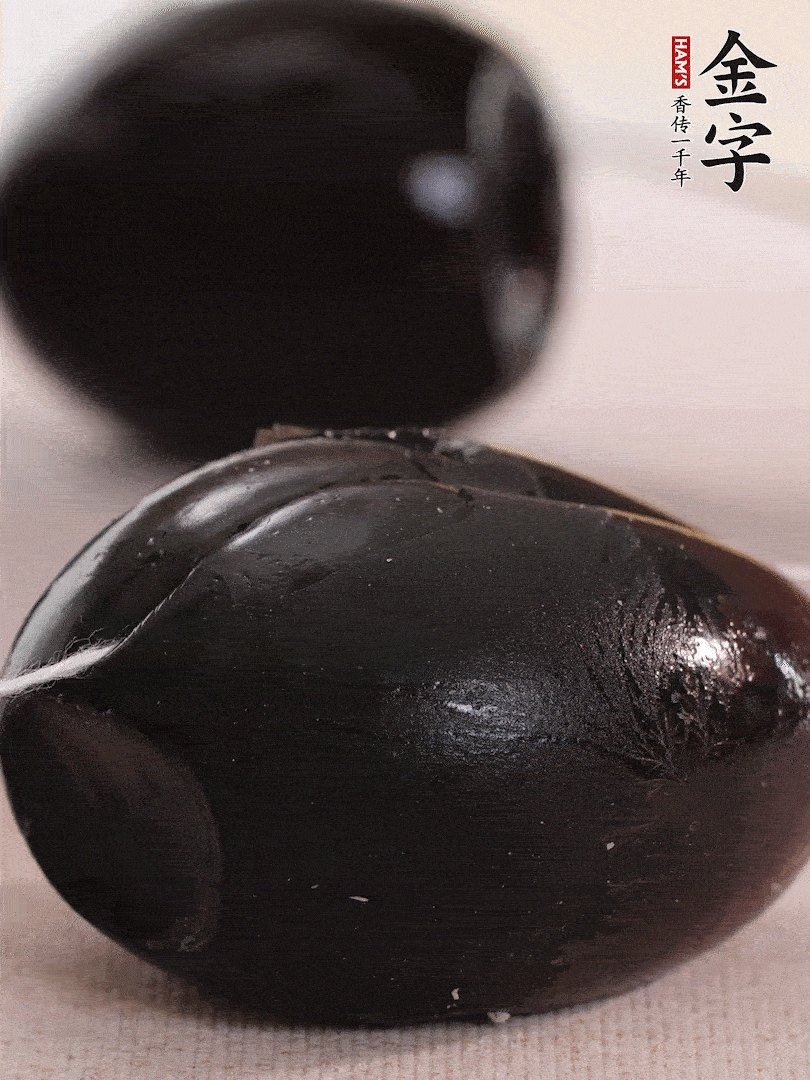 娃娃菜金針菇去跟洗凈，皮蛋改刀。