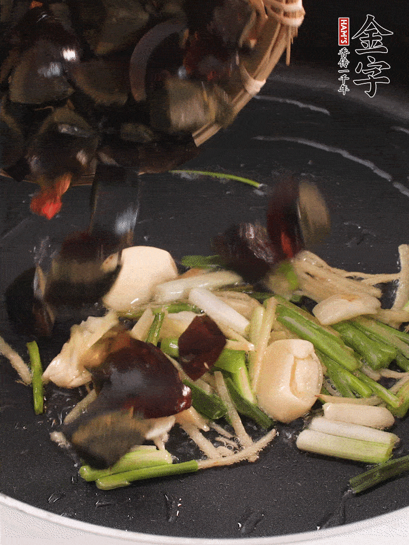 熱油爆香蔥姜，放入皮蛋翻炒至氣泡。