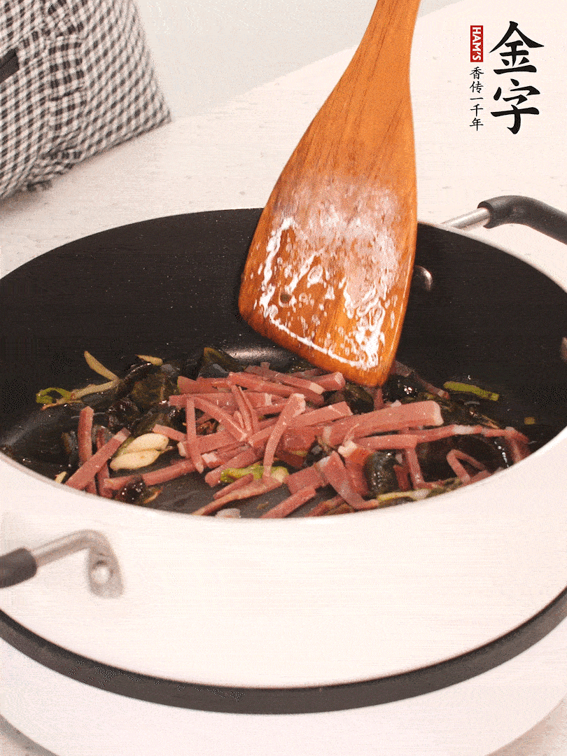 加入火腿煸炒一會(huì)，倒入開(kāi)水燉煮15分鐘。