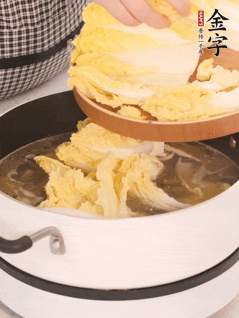 放入娃娃菜、金針菇再燉煮5分鐘。