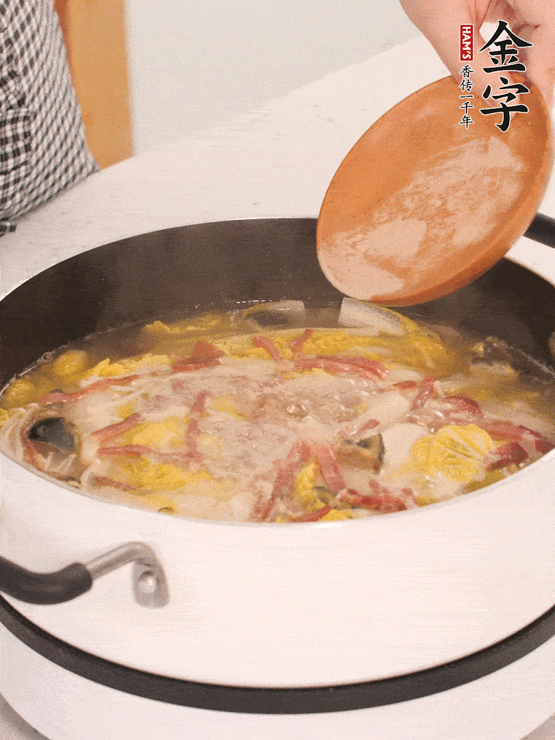 加適量的白胡椒調(diào)味。