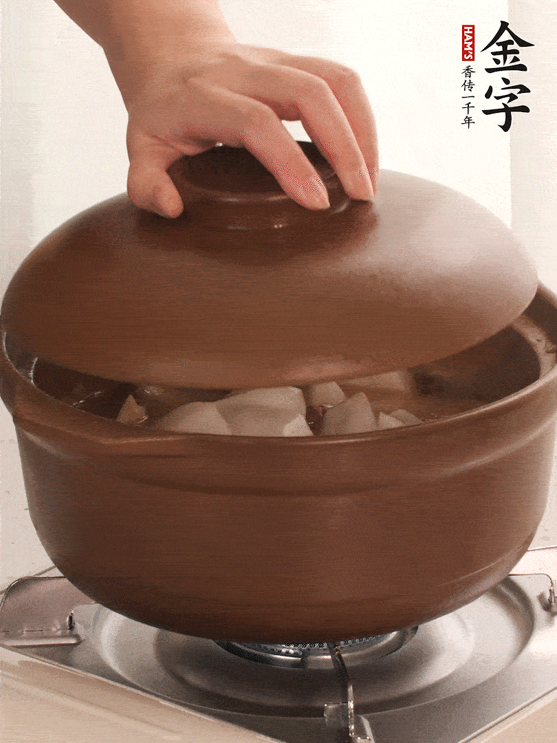 倒沒過食材的熱水，大火燒開。蓋上蓋子轉(zhuǎn)中小火，燉15-20分鐘。等蘿卜煮到喜歡的軟爛度就可以關(guān)火。