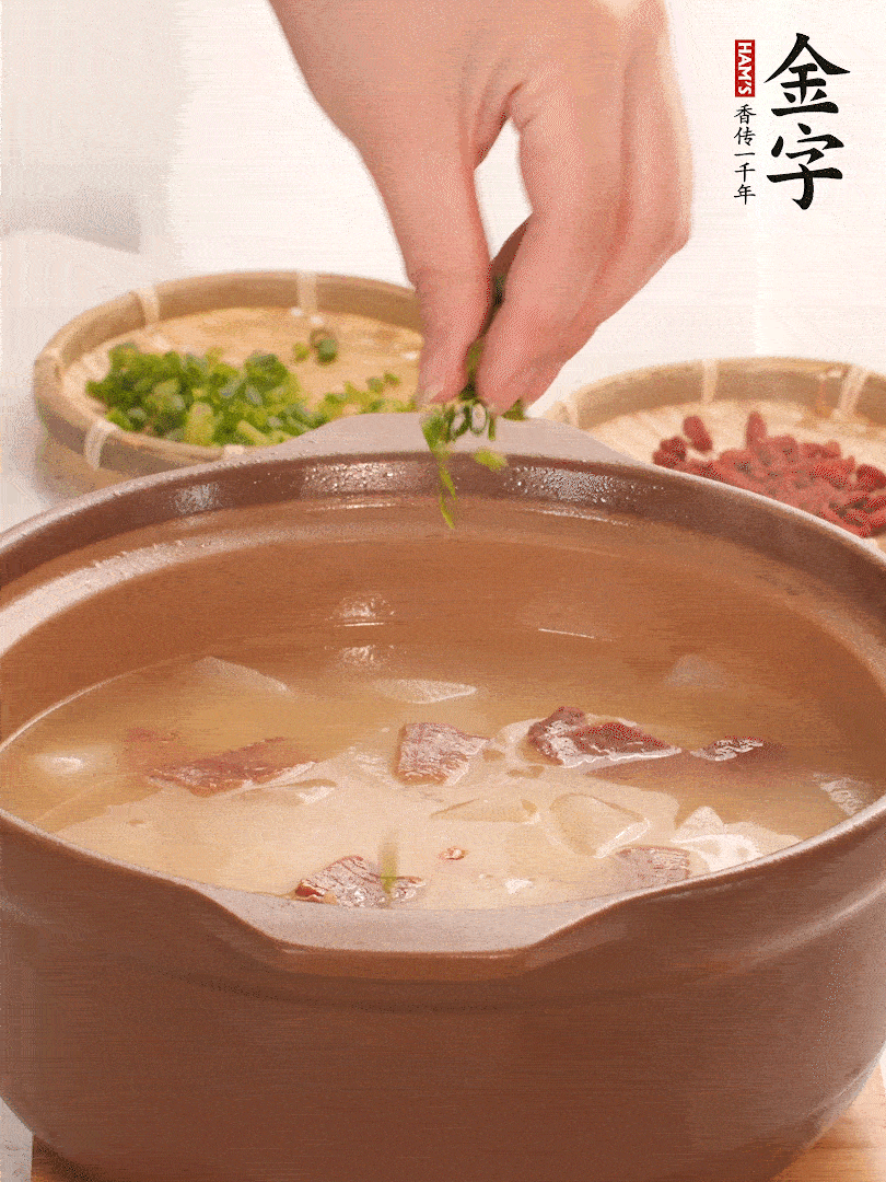 最后點(diǎn)綴點(diǎn)小蔥花、枸杞，增色提味。