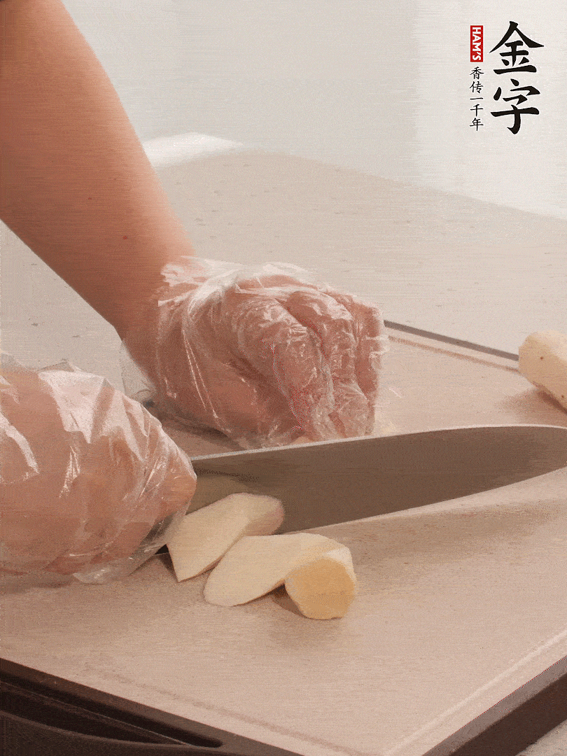 鐵棍山藥洗凈削皮，切斜刀塊。