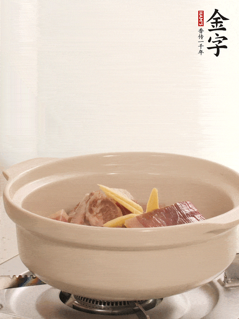 湯鍋放入排骨、火腿、姜，加適量水。煮開(kāi)后轉(zhuǎn)小火燉40分鐘。