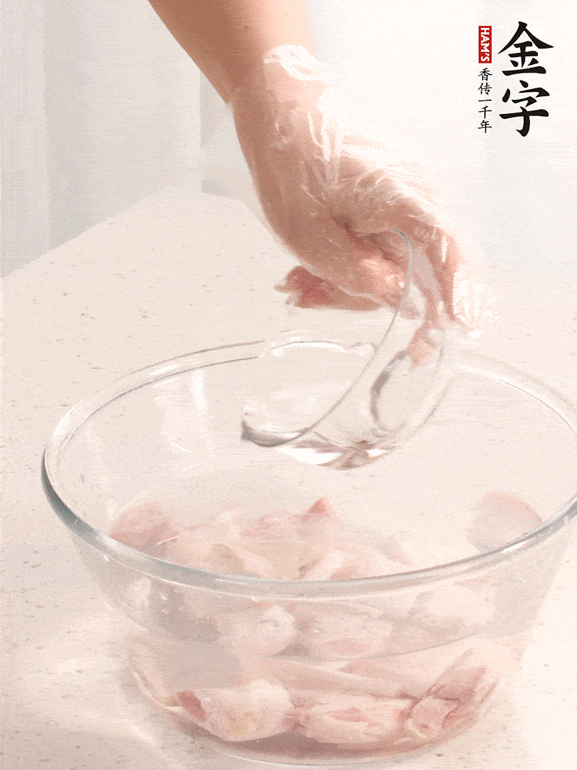 豬蹄除去雜毛、刮去油膩，斬成大塊，冷水浸泡半小時(shí)出血水，冷水下鍋，放入姜片、醋去腥，水燒開(kāi)大約2分鐘，撈出。（白醋能夠讓豬蹄更白凈）